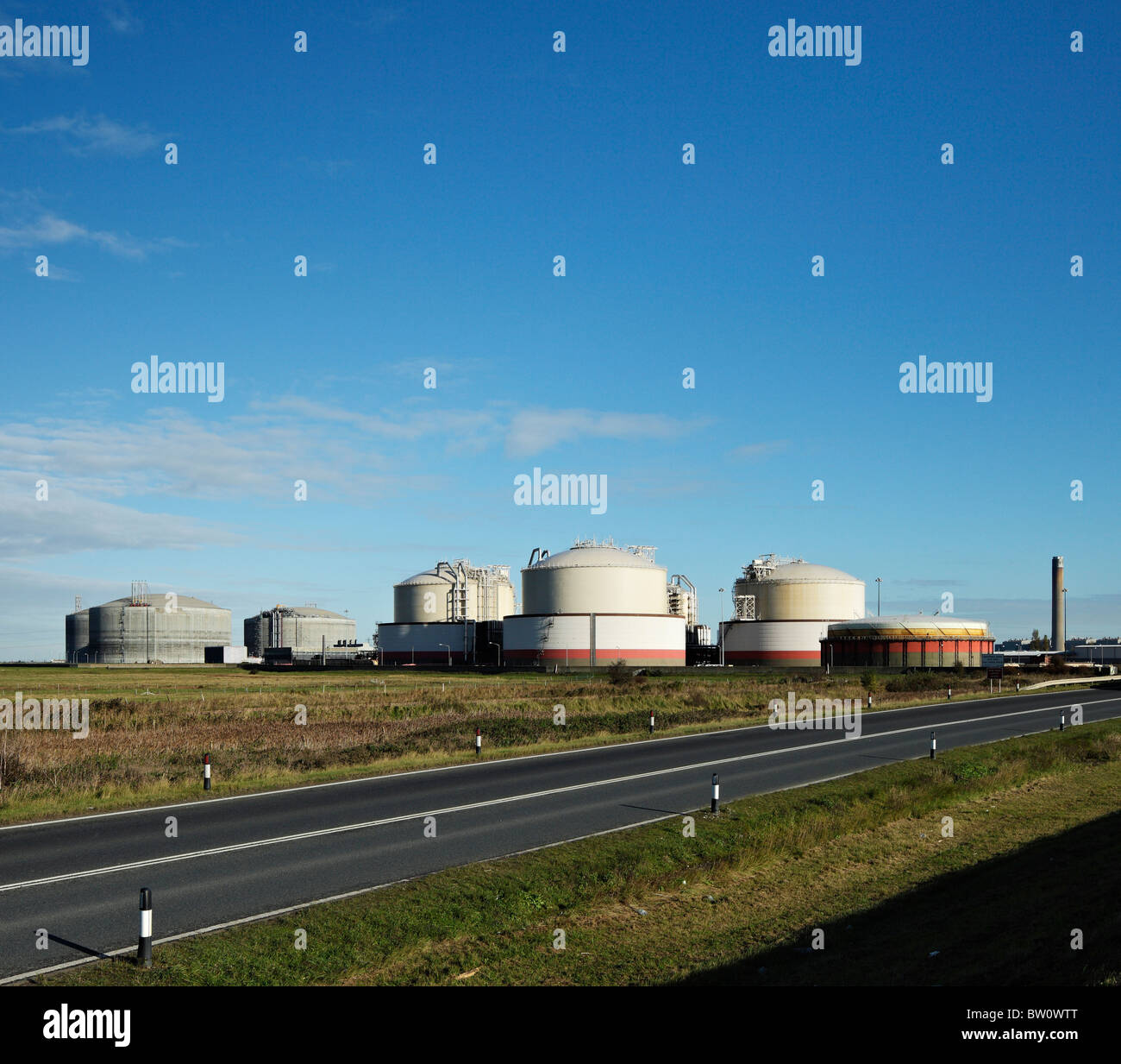Die Welten größte oberirdische Liquefied Natural Gas, Lagertanks, auf der Isle of Grain. Stockfoto