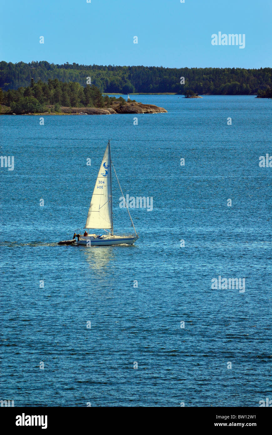 Segelboot auf dem Meer außerhalb von Stockholm, Schweden, Europa Stockfoto