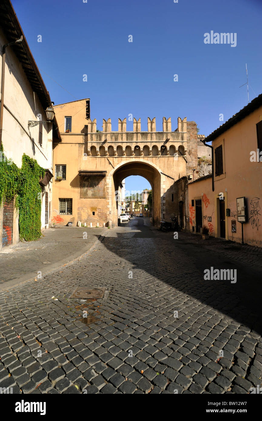 Italien, Rom, Trastevere, Tor Porta Settimiana, Kopfsteinpflasterstraße Stockfoto