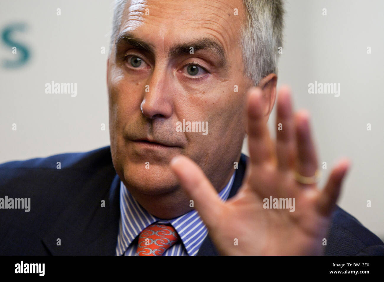 Peter Loescher, Chief Executive Officer der Siemens AG, spricht in einem Interview in Singapur Stockfoto