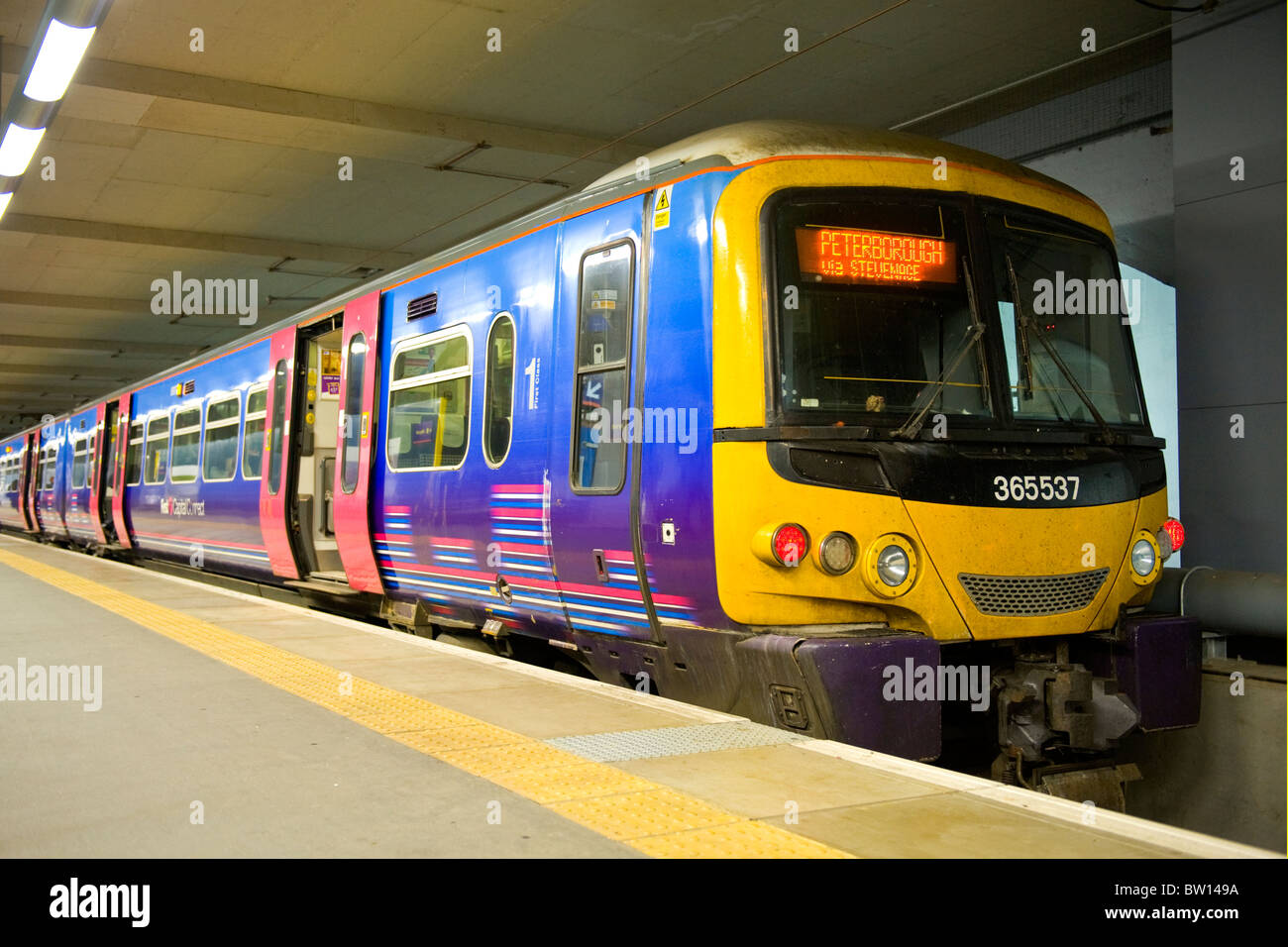 Kings Cross Station, First Capital Connect-Zug nach Peterborough über Stevenage am Bahnsteig mit Türen zu öffnen, bereit zum Aufbruch Stockfoto