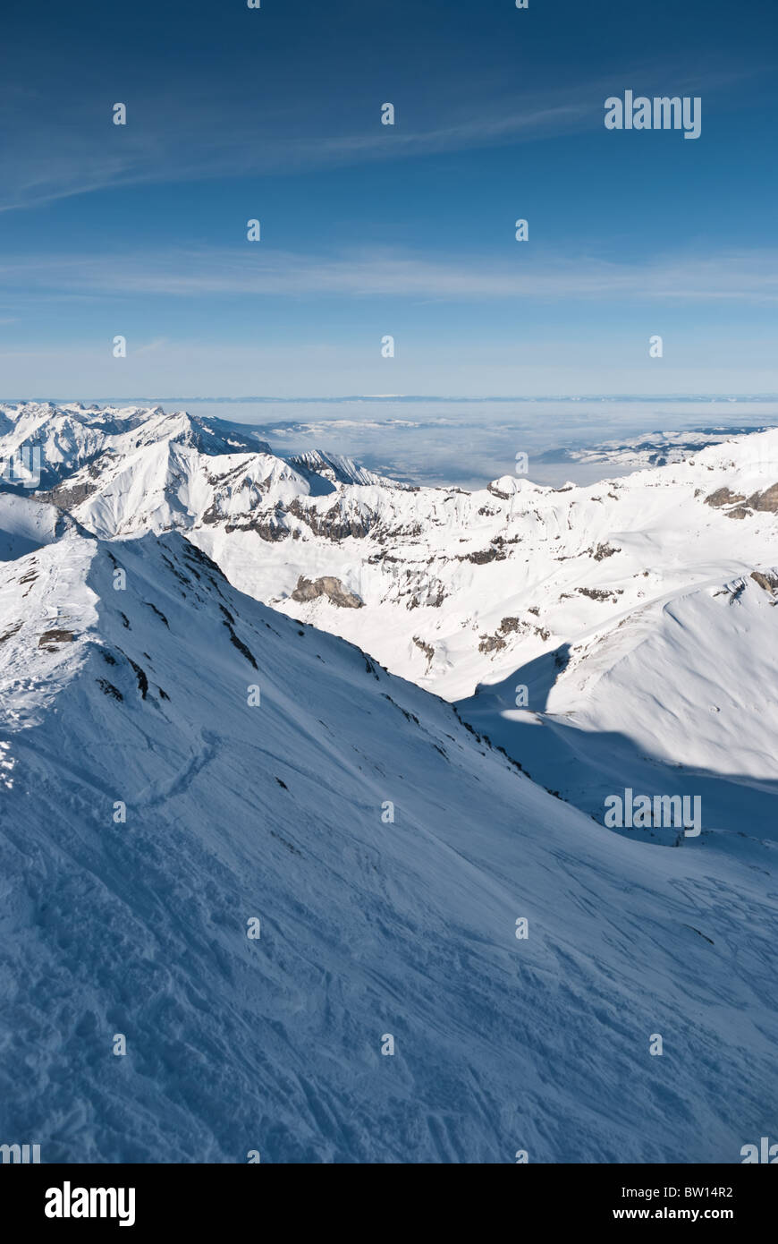 Skipiste in Chamonix. Beliebtes Skigebiet in französischen Alpen unter verschneiten Berggipfel. Stockfoto