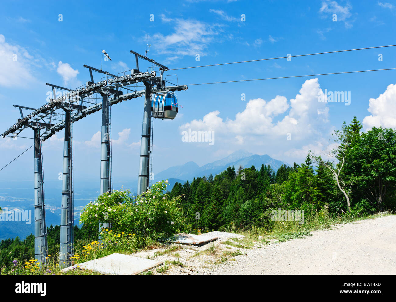 Seilbahn über alpinen Wald. Leere Mountain Bike Lift. Slowenische Apls. Krvavec. Stockfoto