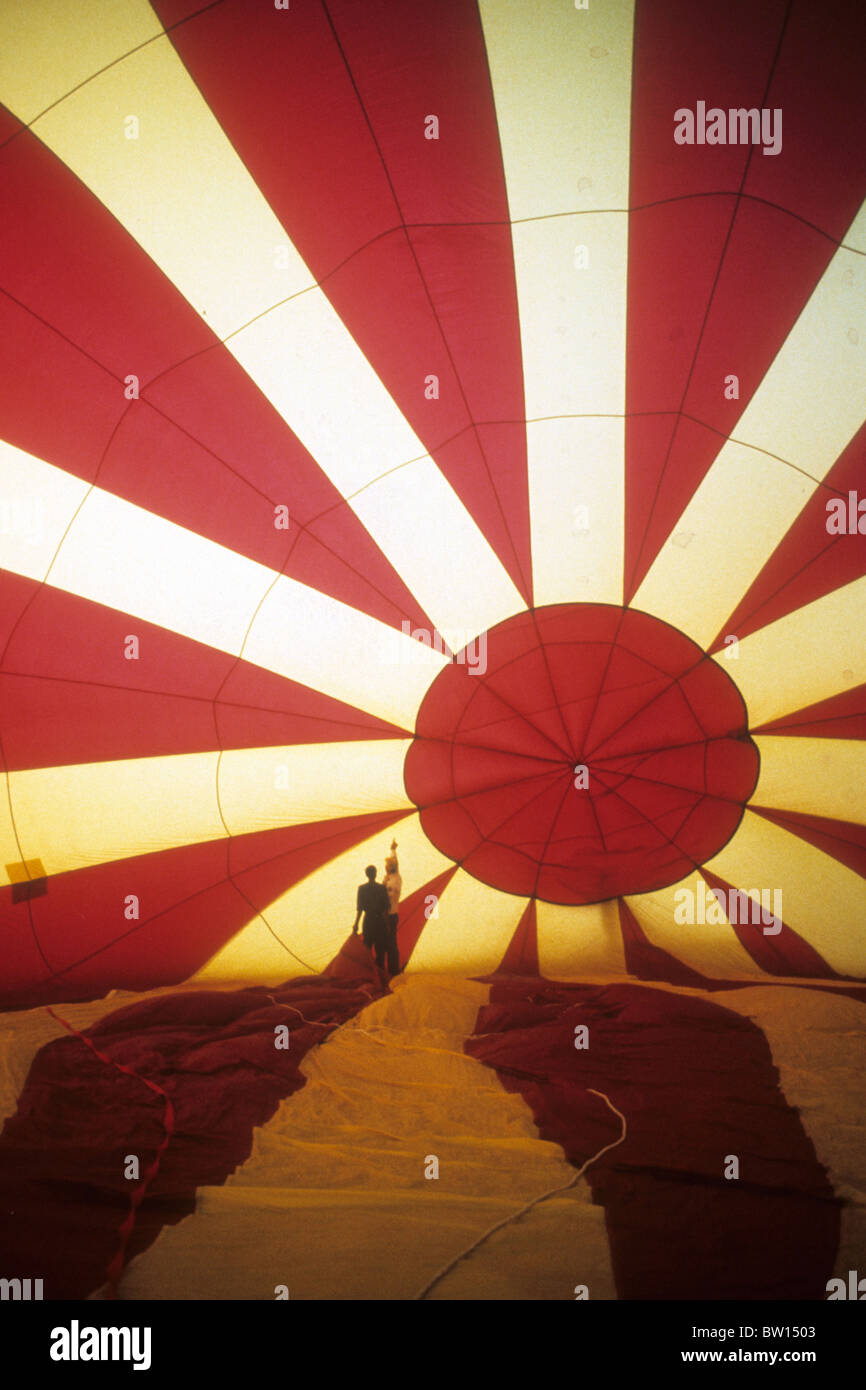 Heißluft-Ballon-Sport vorbereiten Hitze Flamme Torch Fan Farbe Ripstop Nylon Stoff Spaß fliegen Gefahr Nervenkitzel Team Arbeit Hilfe unterstützen Stockfoto