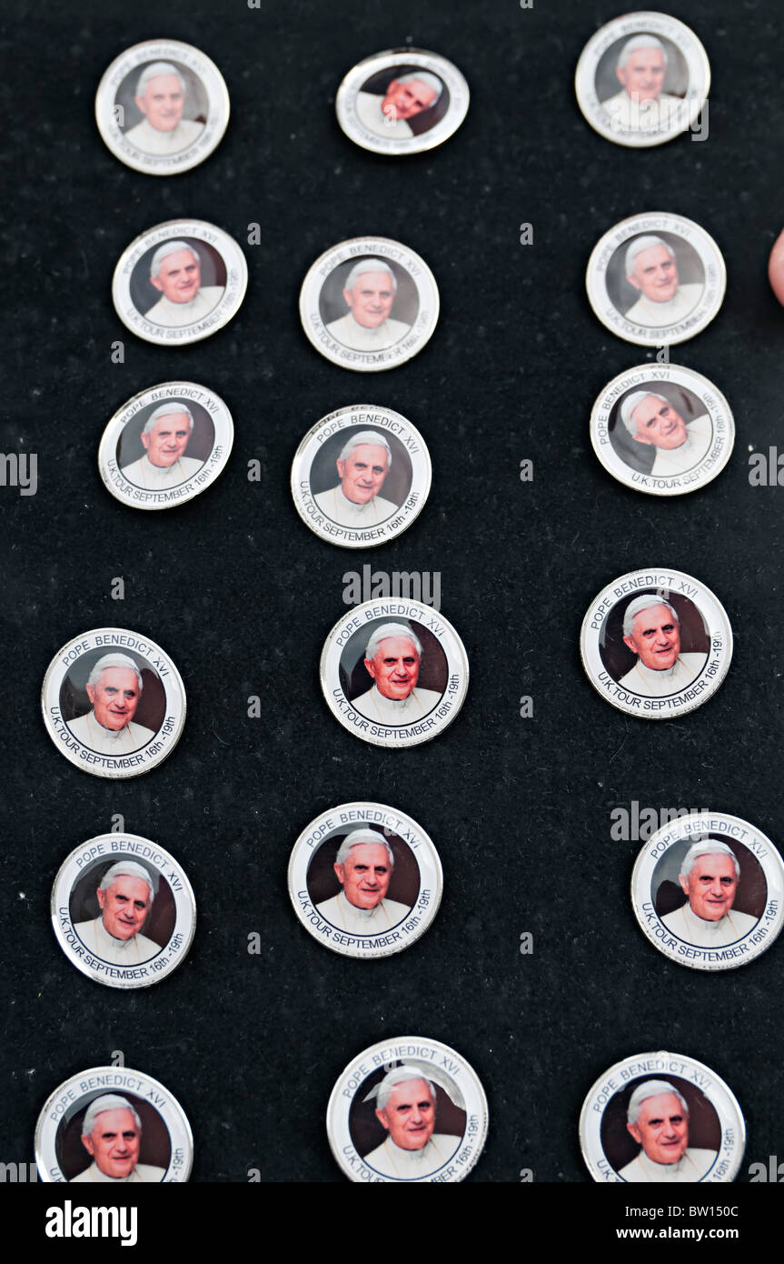 ein Tablett mit päpstlichen Abzeichen für die Päpste besuchen in Birmingham uk Stockfoto