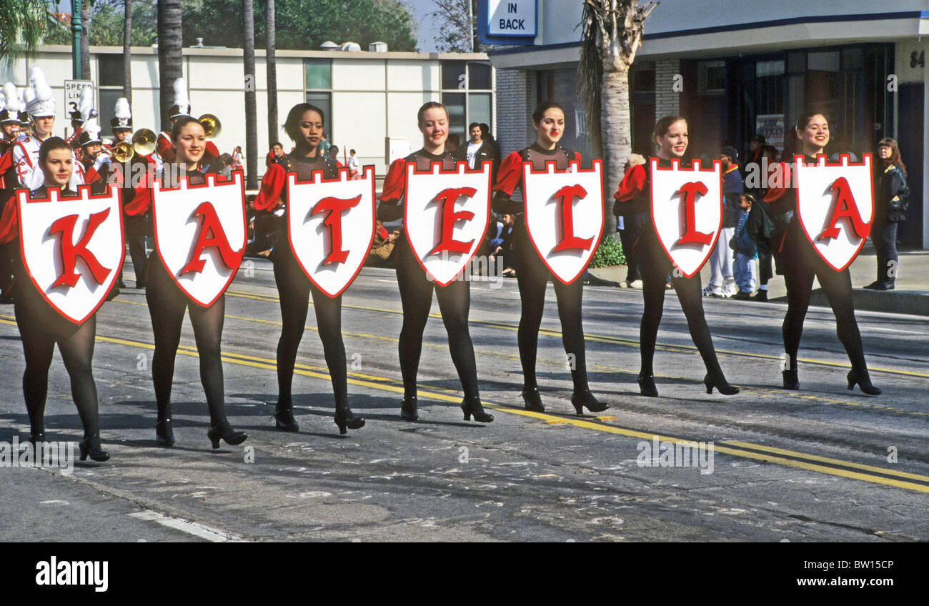 Banner Mädchen Träger Zeichen Schule Name Katella High School Anaheim Kalifornien März Parade Band Lead zeigen stolz Stockfoto