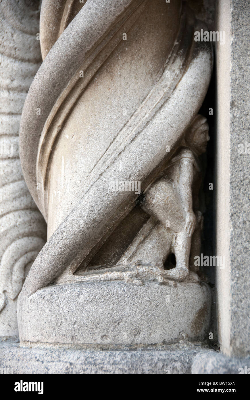 Teufel, die versteckt unter den Wendungen einer Fassade Schriftrolle auf der Vorderseite des San Fortunato, Todi Stockfoto