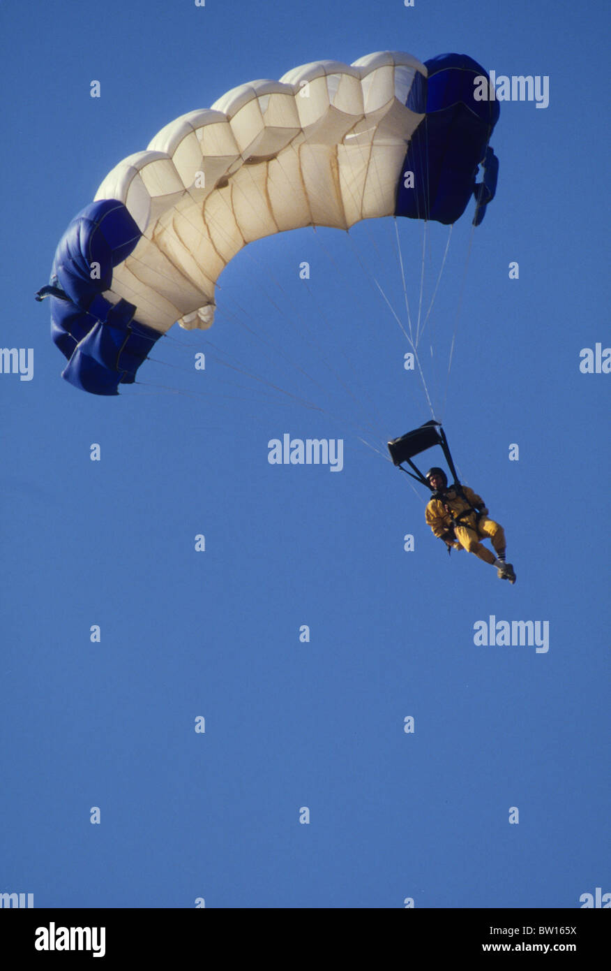 Sport-Fallschirm fliegen gleiten Schaukel Gefahr Nervenkitzel Risiko großer Höhe steigen Gleitschirm Sprung Land Drehzahlregelung Spaß Aufregung Stockfoto