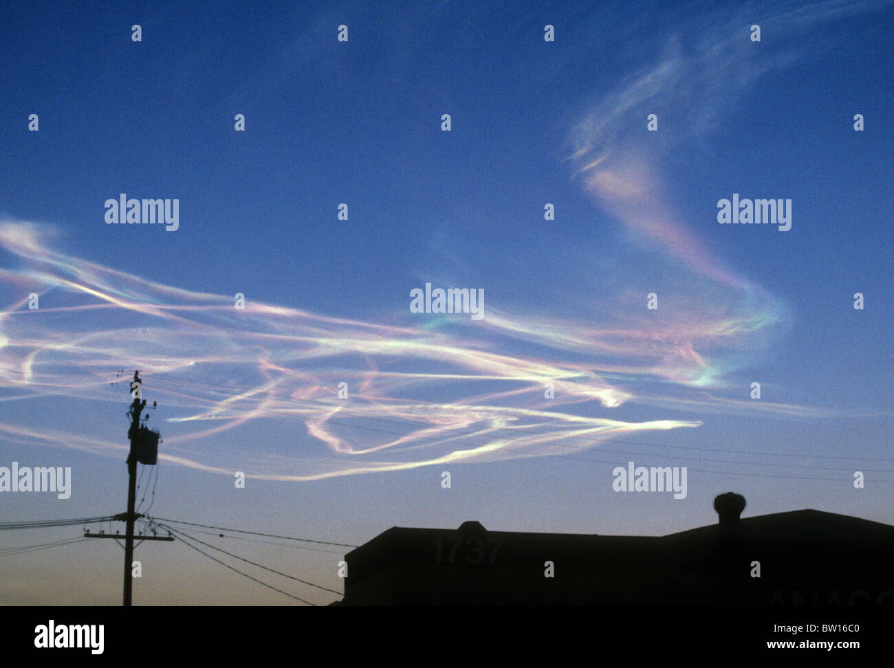 Rakete Trail Eiskristalle in Himmel Southern California Vandenberg Air Force Base starten Sonnenuntergang Dämmerung Weltraumwissenschaft Stockfoto