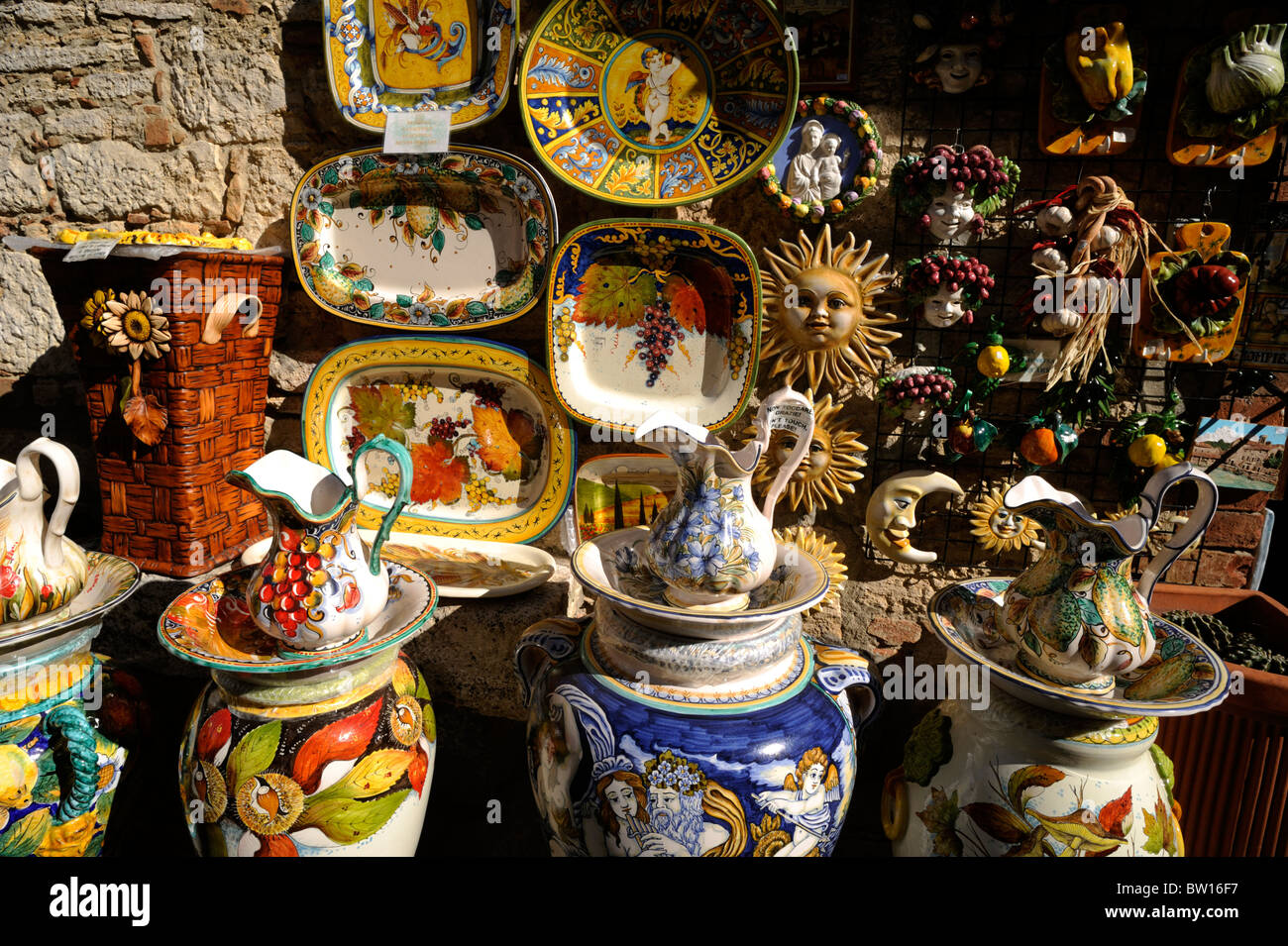 Italien, Toskana, Val d'Orcia, Bagno Vignoni, handwerkliche Souvenirs vor einem Geschäft Stockfoto