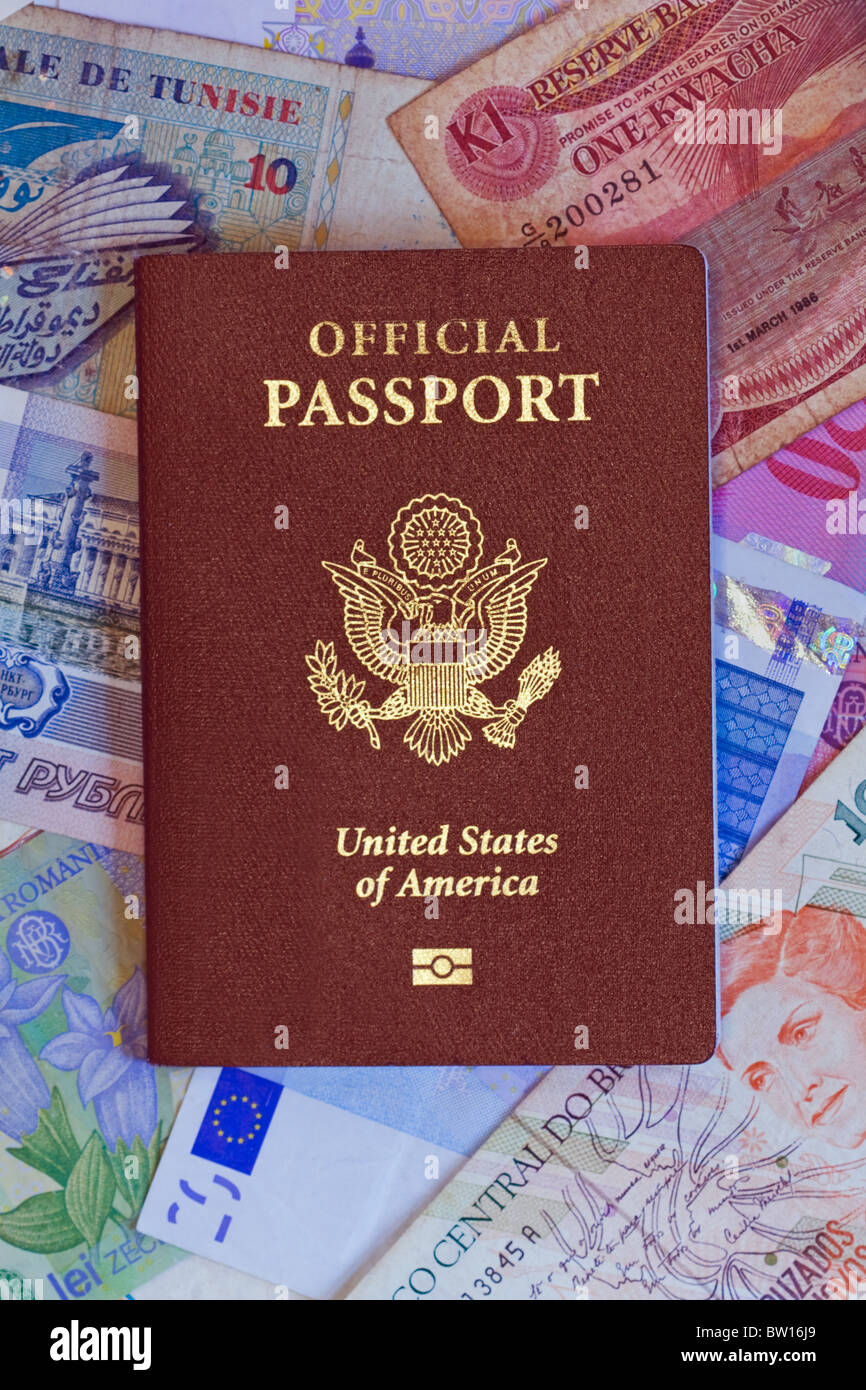Amtliche Regierung Pass von der Vereinigte Staaten von Amerika auf einem Bett aus vertikalen internationale Währung Stockfoto