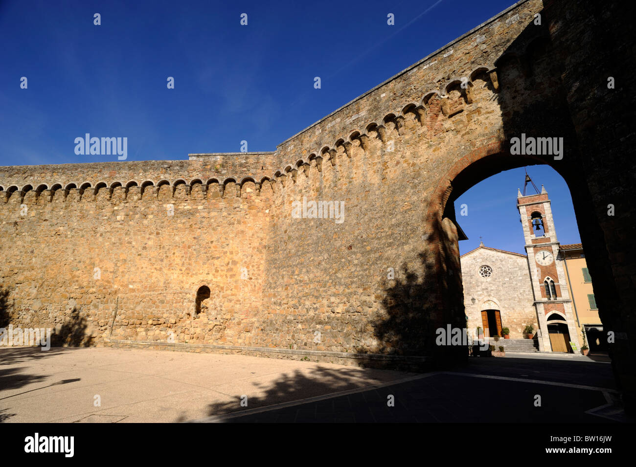 Italien, Toskana, San Quirico d'Orcia, Stadtmauern, Porta Nuova, mittelalterliches Tor Stockfoto