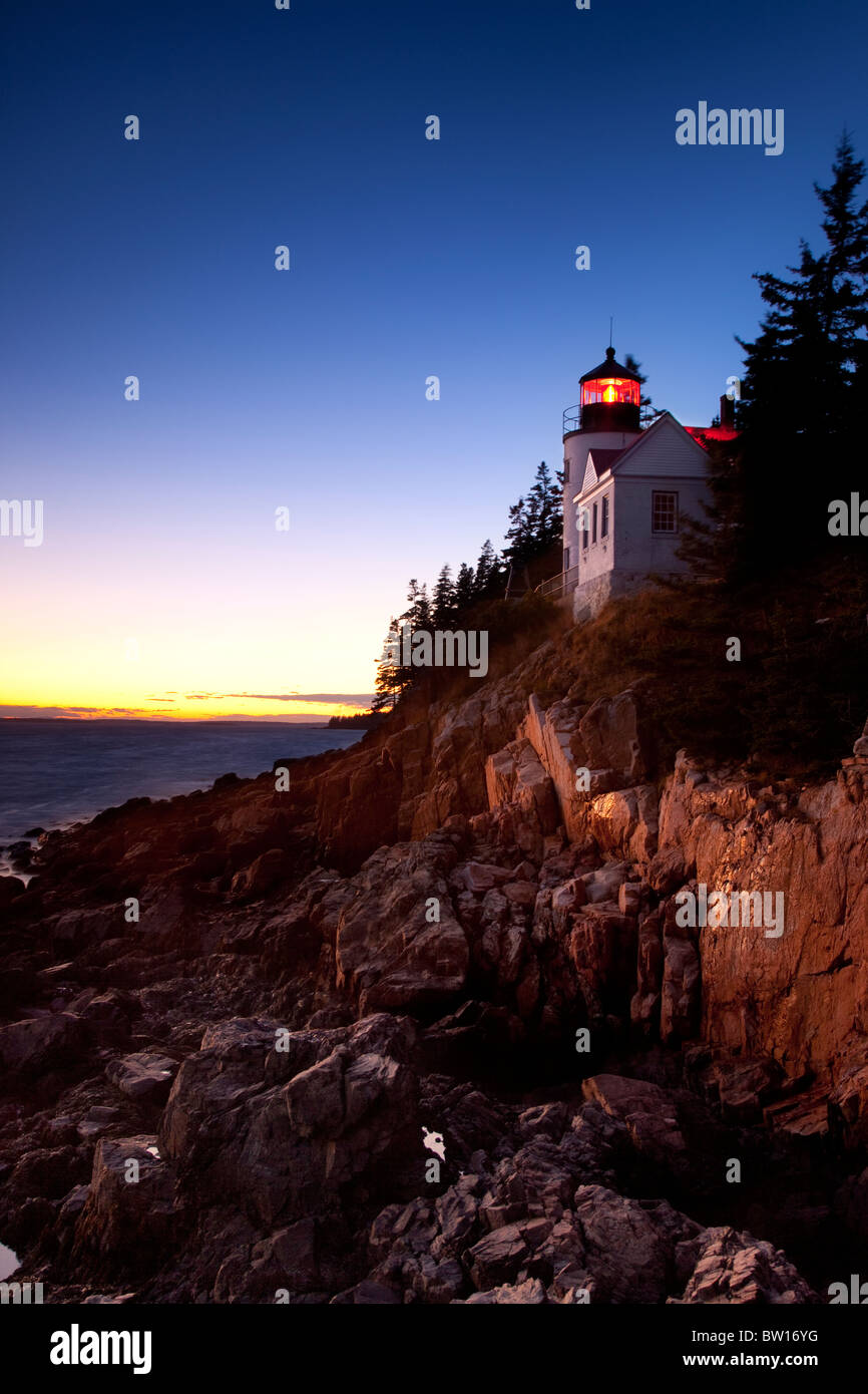 Sonnenuntergang am Bass Harbor Lighthouse im Acadia National Park, Bass Harbor, Maine, USA Stockfoto