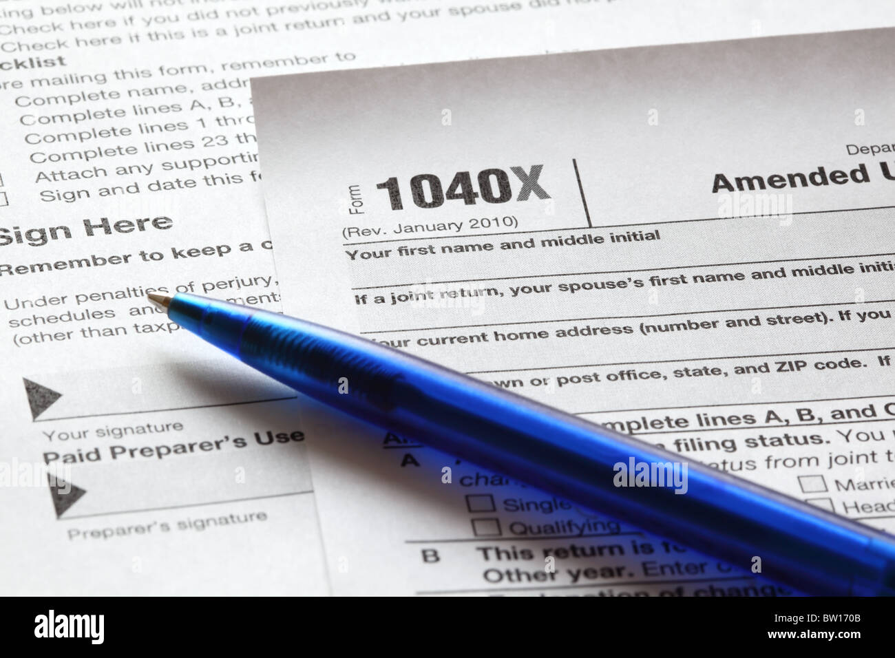 US-Einkommenssteuer Form 1040 X und einem blauen Stift Nahaufnahme. Flachen DOF. Stockfoto