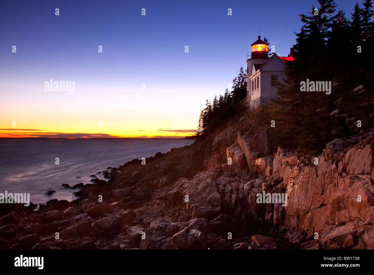 Sonnenuntergang am Bass Harbor Lighthouse im Acadia National Park, Bass Harbor, Maine, USA Stockfoto