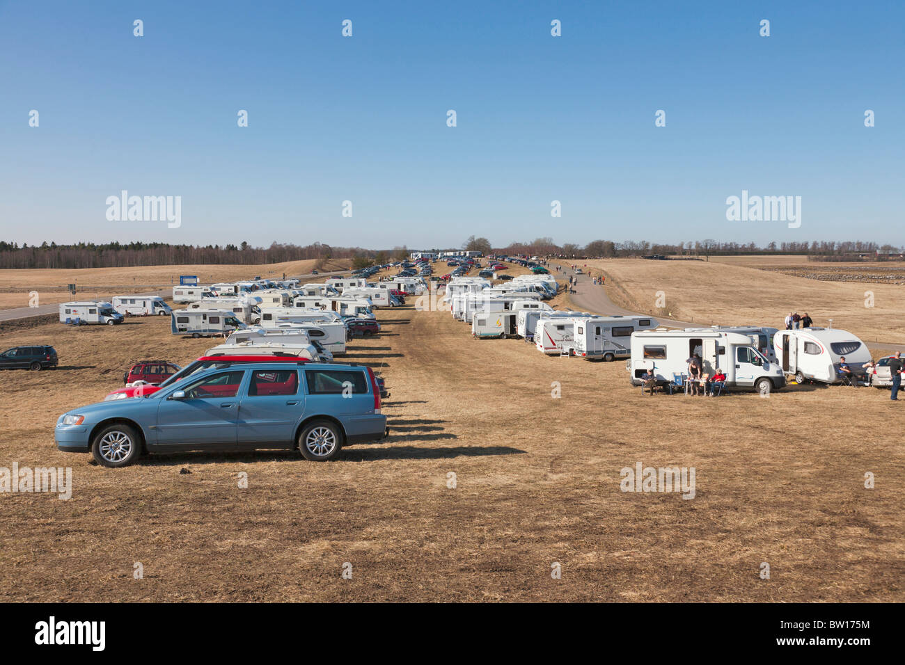 Wohnmobile und Wohnwagen im Hornborgasjon Frühjahr Stockfoto