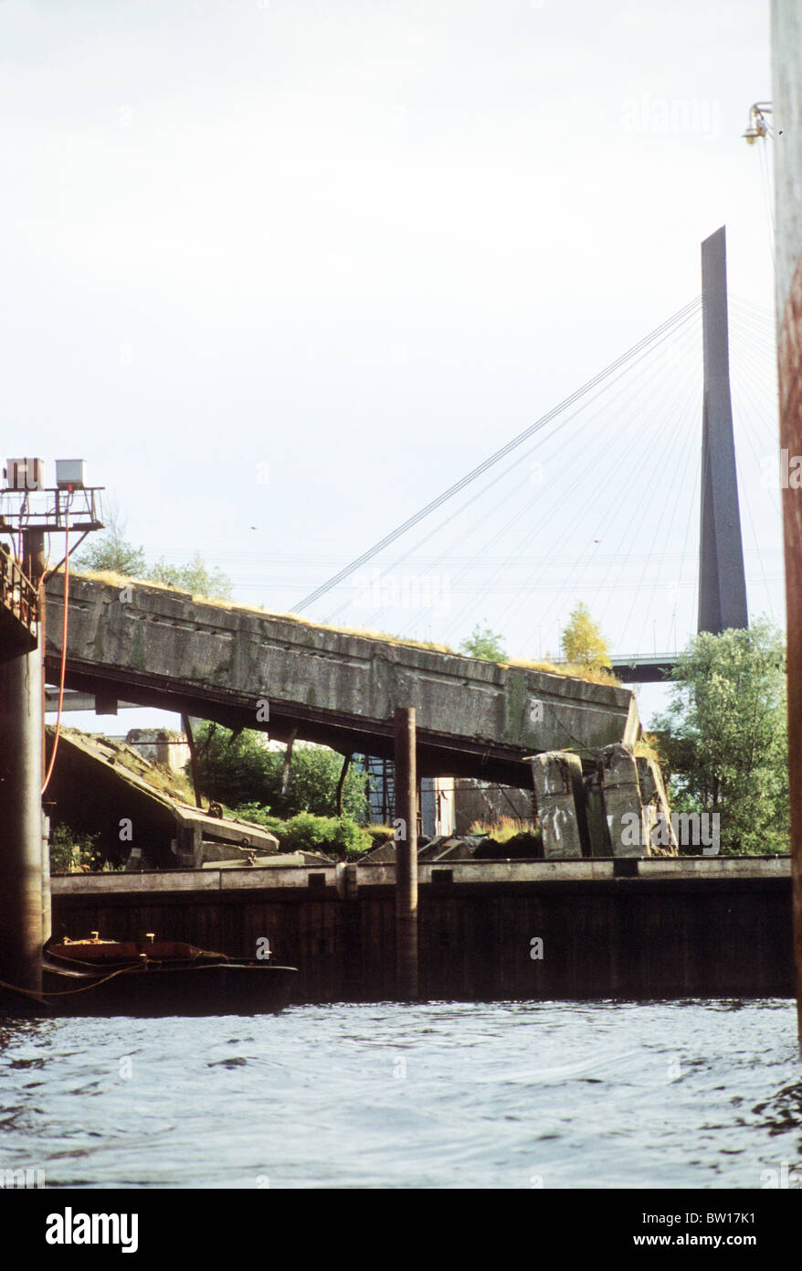 beschädigte Sub u-Boot-Garage Hamburg 2. Weltkrieg II bombardiert Moderne Betonbrücke im Hafen von Abstand Stockfoto