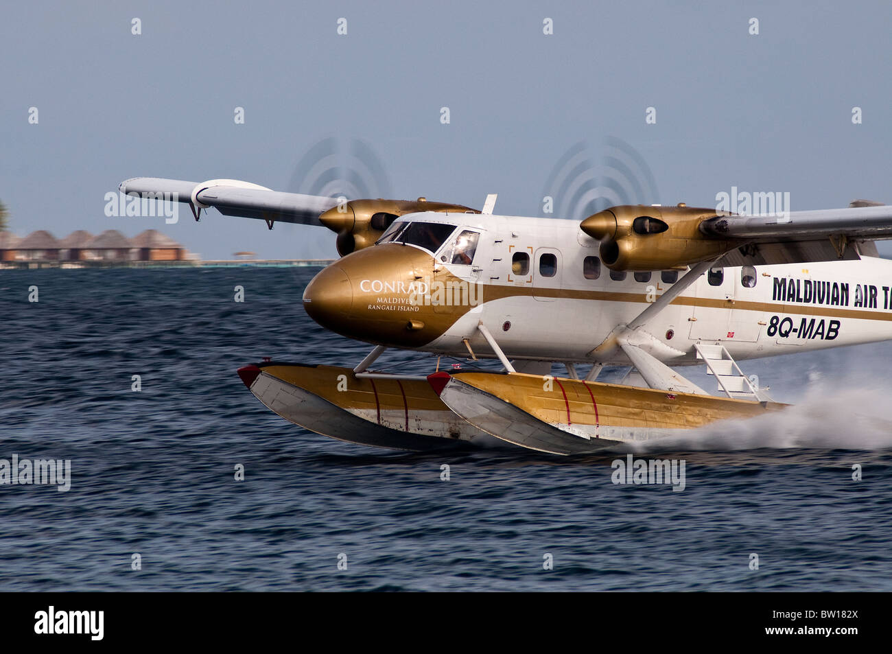 Maldivian Air Taxi Twin Otter DHC6 Rücknahme Urlauber zum Flughafen male ausziehen Stockfoto