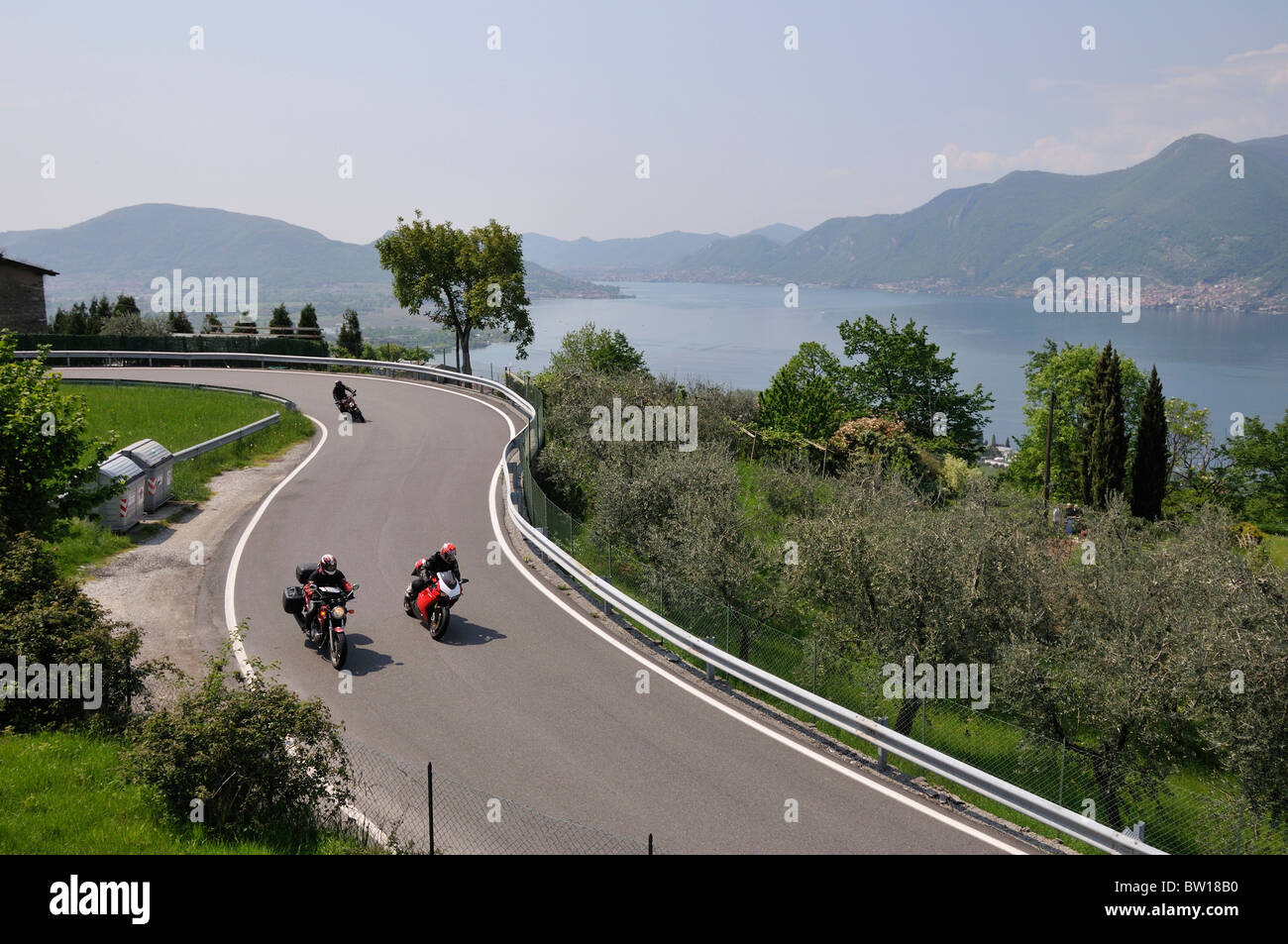 Motorradfahrer am Lago d Iseo, Brescia, Italien Stockfoto
