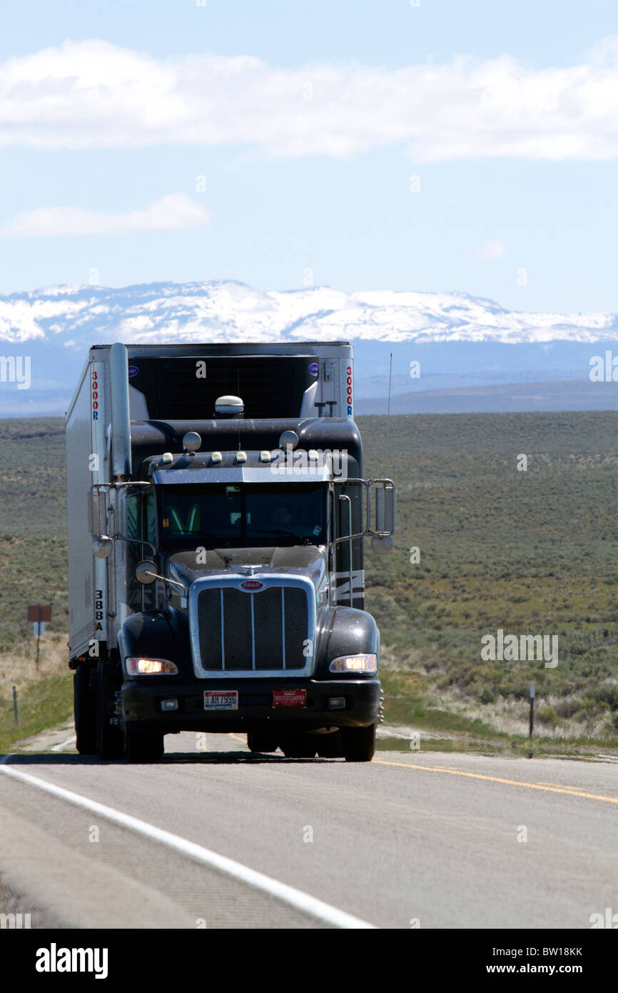 Transport LKW unterwegs Highway 95 in der Nähe von Jordan Valley, Oregon, USA. Stockfoto