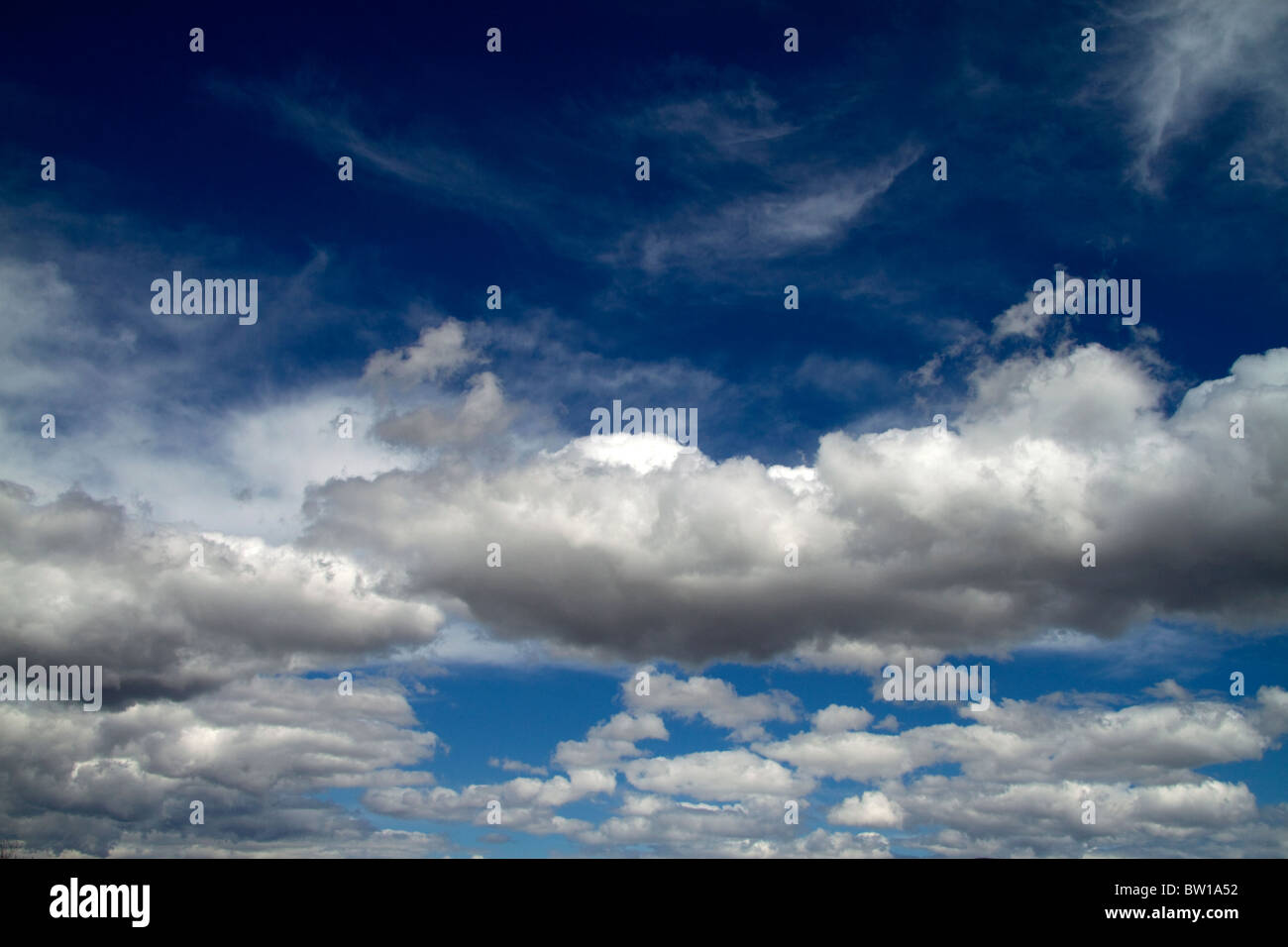 Cumulus und Cirrus-Wolken mit blauem Himmel über Idaho, USA. Stockfoto