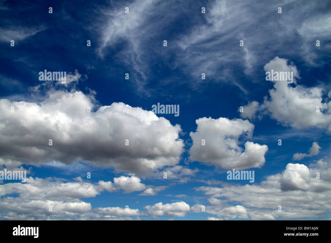 Cumulus und Cirrus-Wolken mit blauem Himmel über Idaho, USA. Stockfoto