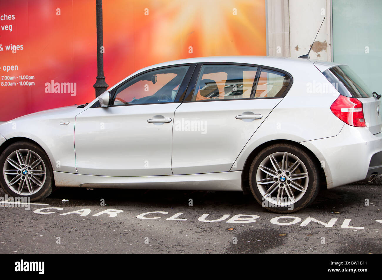 Ein Stellplatz für Car Club Fahrzeuge reserviert. Dieses Auto-Anteil-Schema ist eine gute Möglichkeit der Senkung auf Ihren CO2-Fußabdruck Stockfoto