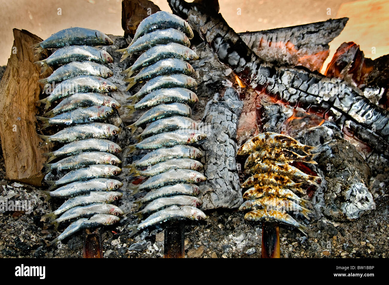 Spanien Andalusien Restaurant Malaga Strand Meer Küste Holzkohle Holzkohlegrill Fisch Sardinen Stockfoto