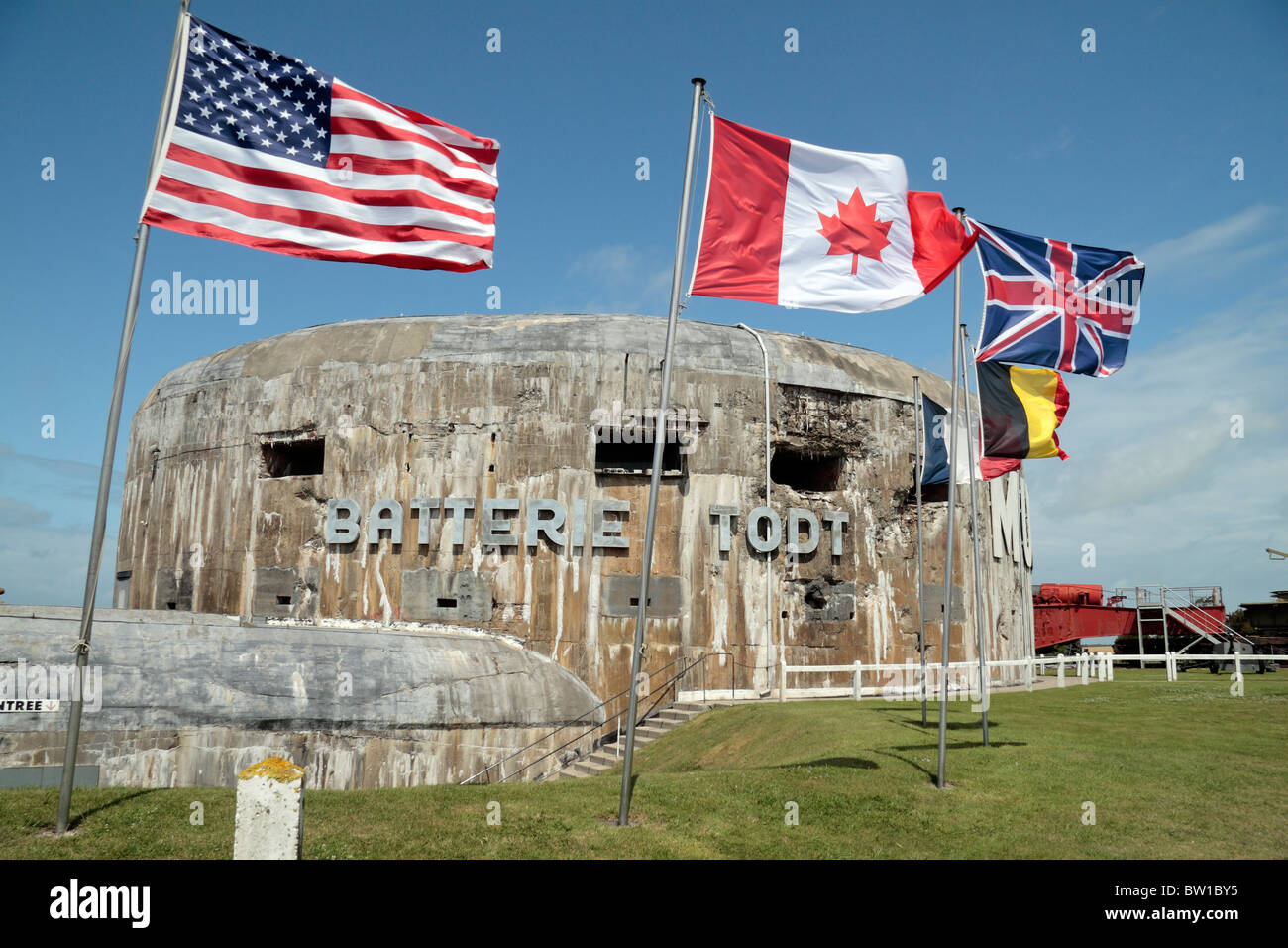 Amerikanischen, kanadischen, britischen und belgischen Fahnen vor der Batterie Todt Museum, Audinghen am Cap Gris Nez, Frankreich. Stockfoto
