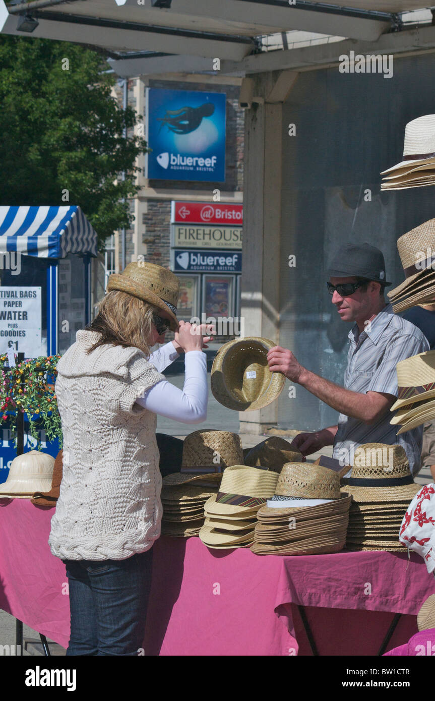 Farr Lane Bristol Marktstand Hüte Stockfoto