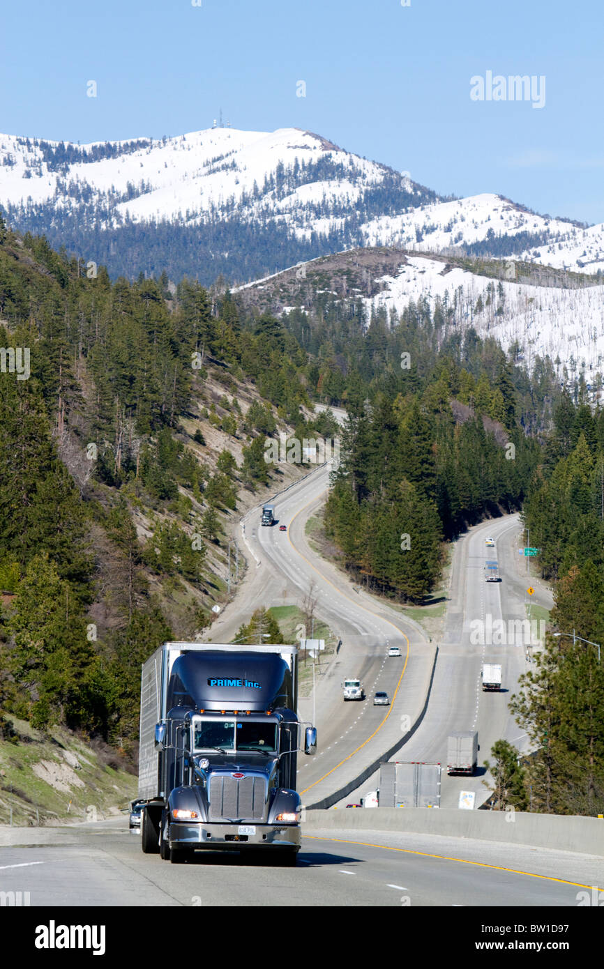 Fahrzeuge fahren auf der Interstate 80 in der Nähe von Donner Pass in den Bergen der Sierra Nevada, Kalifornien, USA. Stockfoto Fahrzeuge fahren auf der Interstate 80 in der Nähe von Donner Pass in den Bergen der Sierra Nevada, Kalifornien, USA. Stockfoto