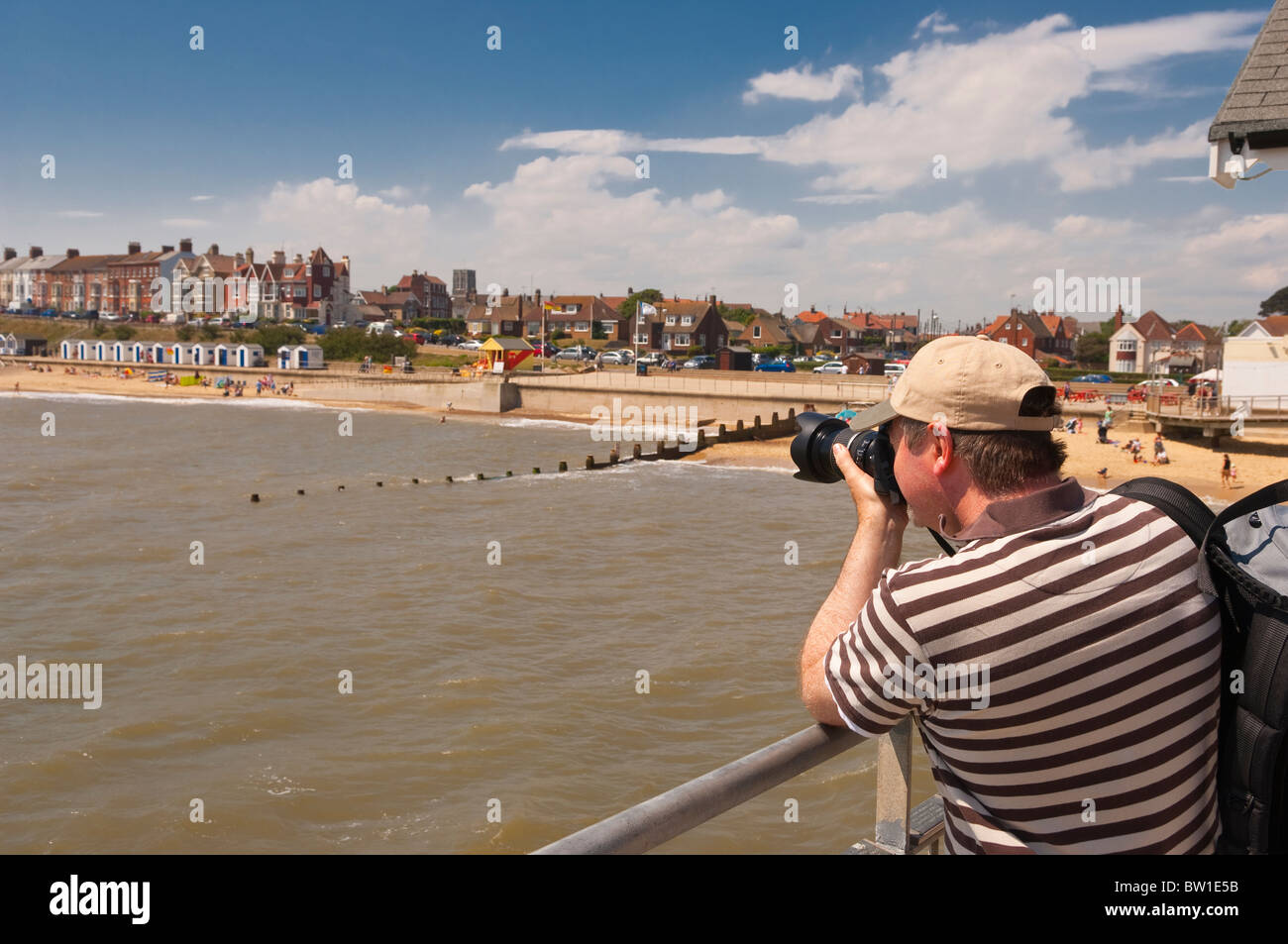 Ein Mann, der die Bilder von der Seebrücke an der Strandpromenade in Southwold, Suffolk, England, Großbritannien, Uk Stockfoto