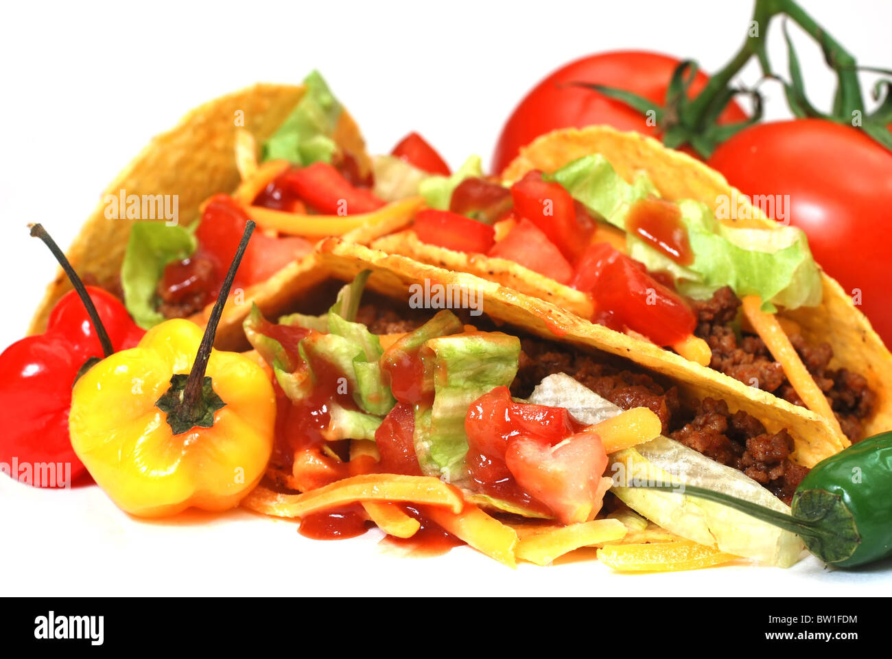 Nahaufnahme von Tacos mit Tomaten, Habanero und Serano Paprika. Isoliert auf weißem Hintergrund. Stockfoto