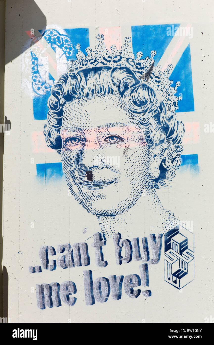 Graffiti zeigt ein Porträt der englischen Königin Elisabeth und die Formulierung von der "... kann nicht mich Liebe kaufen!!" (Beatles) in Berlin Stockfoto