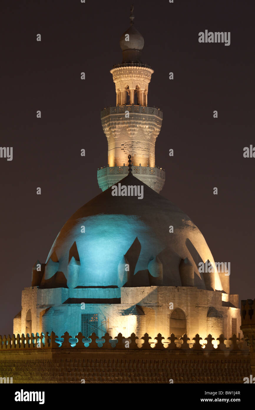 Mausoleum Kuppel und Minarett der Sultan-Hasan Schwefeldioxidgase, Kairo, Ägypten Stockfoto