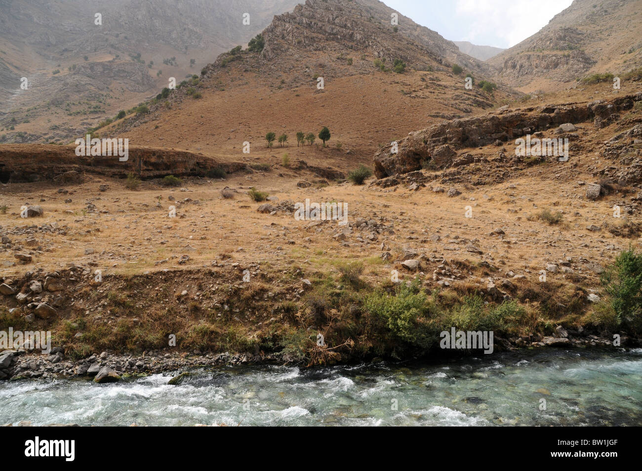 Der Fluss Mukus, der unter dem Zagros-Gebirge in der Nähe des kurdischen Dorfes Behcesaray in der südöstlichen Anatolien-Region der Provinz Van in der Türkei fließt. Stockfoto