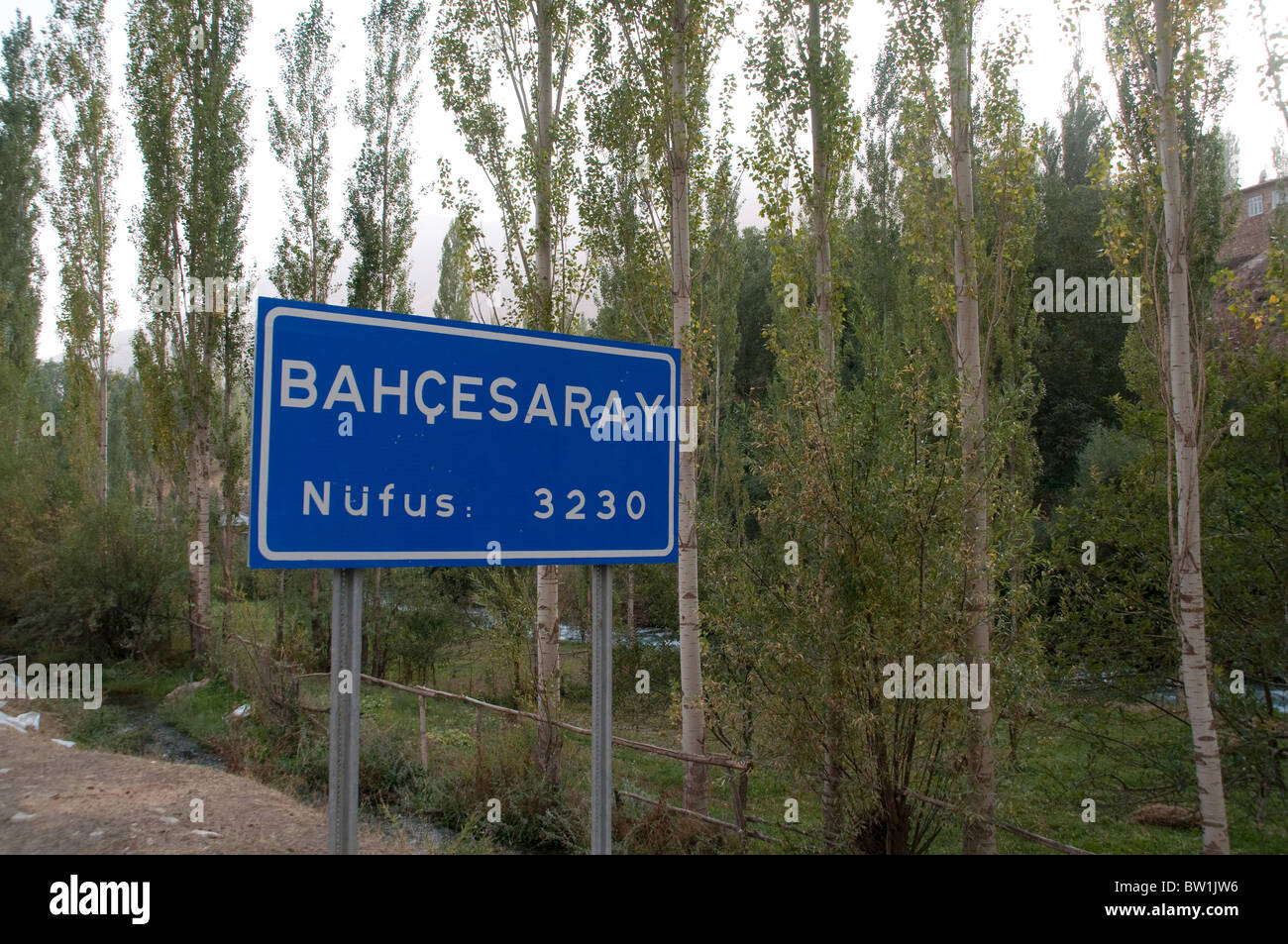 Das Straßenschild beim Betreten des Dorfes Bahcesaray, in der Provinz Van, in der östlichen Anatolien Region südöstlich der Türkei. Stockfoto