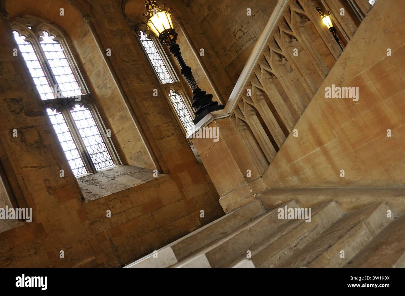 Eine Treppe führt nach oben in die Große Halle (in den Harry Potter Filmen verwendet), Christ Church College, Universität Oxford, Oxford, England, Großbritannien Stockfoto