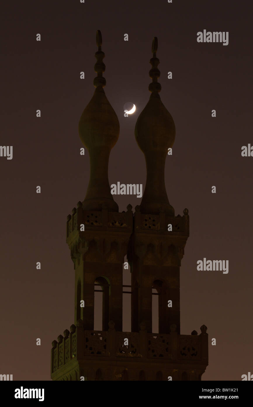 Nachtansicht mit Mondsichel des Minaretts der Komplex von Amir Qanibay al-Rammah, Kairo, Ägypten Stockfoto