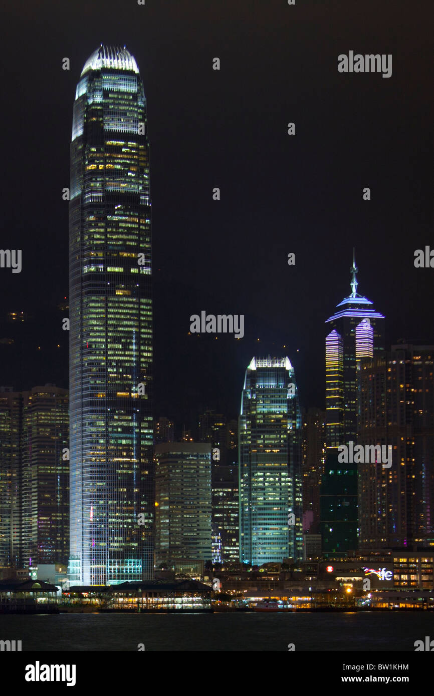 Die erstaunliche Hong Kong Skyline. Die imposante Strukturen gehören die Ifc, 2 Türme in der Nacht Stockfoto