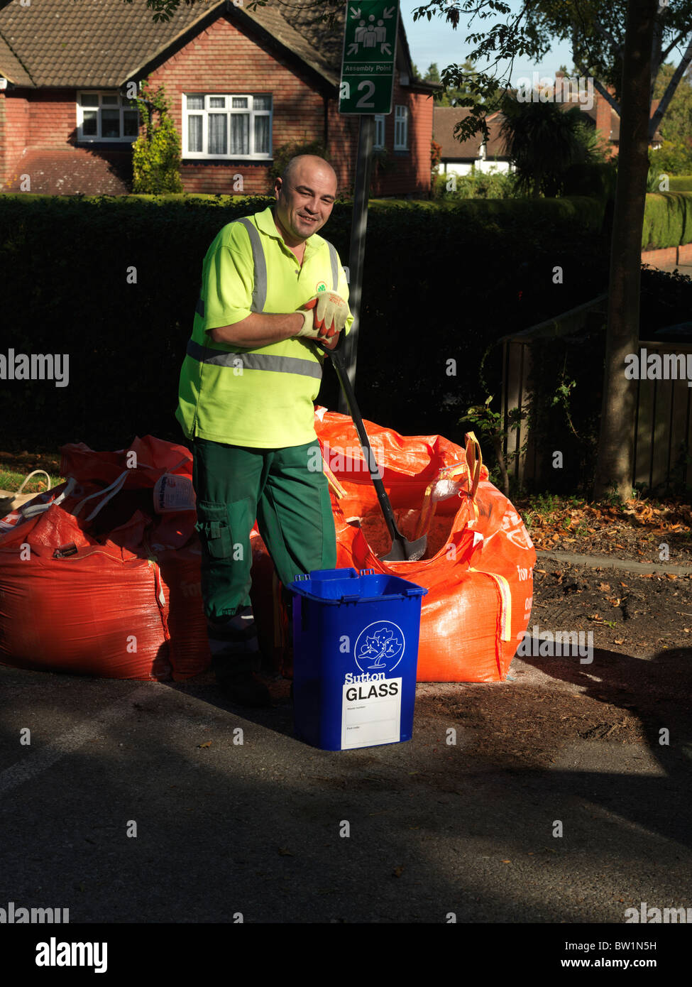 Blaue Glas Recycling Behälter gefüllt mit kostenlosen Rat Grit geben Weg vorbereitet für Schlechtwetter vorhergesagt, London Borough of Sutton Stockfoto