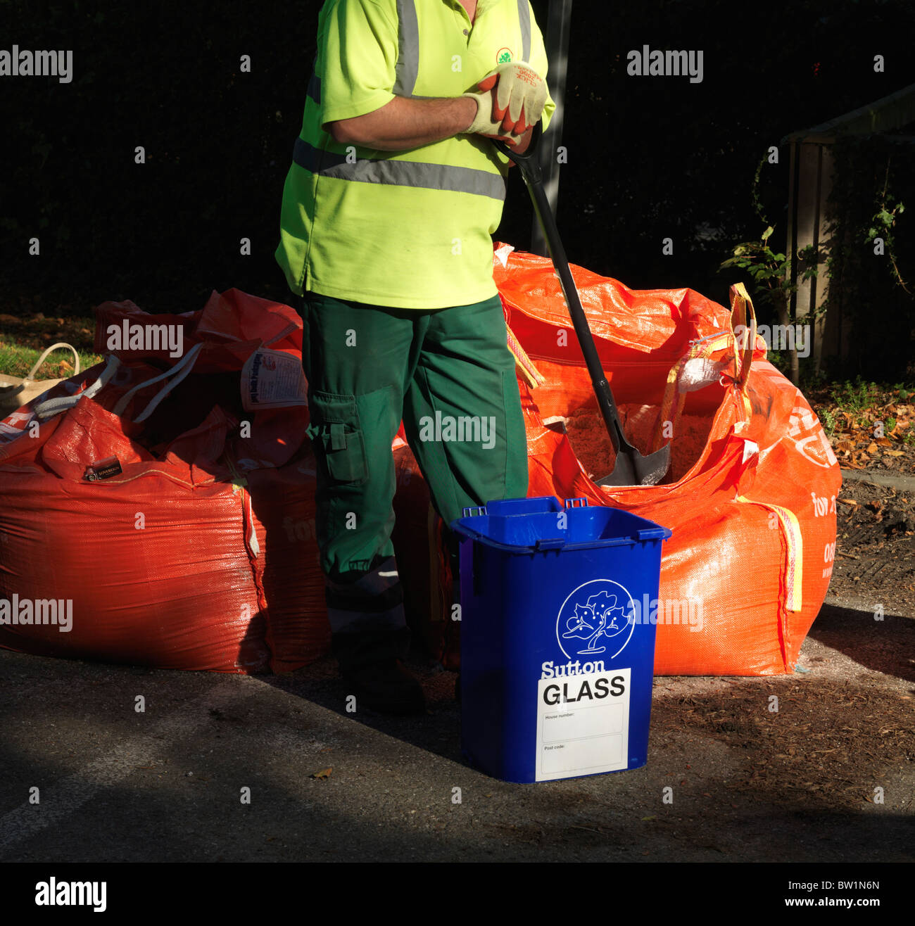 Blaue Glas Recycling Behälter gefüllt mit kostenlosen Rat Grit geben Weg vorbereitet für Schlechtwetter vorhergesagt, London Borough of Sutton Stockfoto