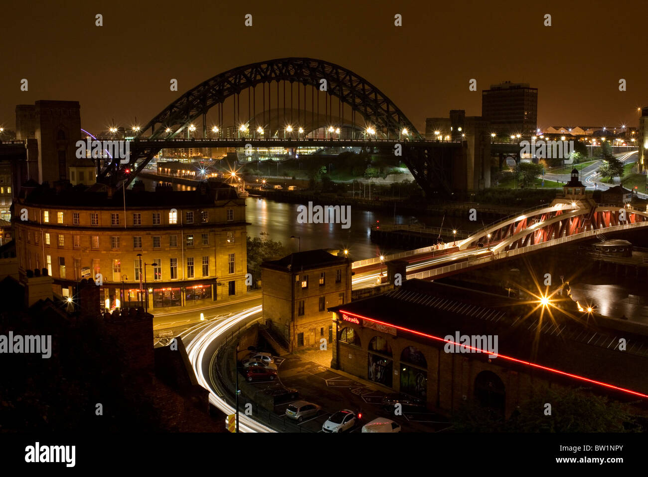Mit Blick auf Newcastle Quayside mit der Drehbrücke und Tyne Brücke über den Fluss Tyne. Stockfoto