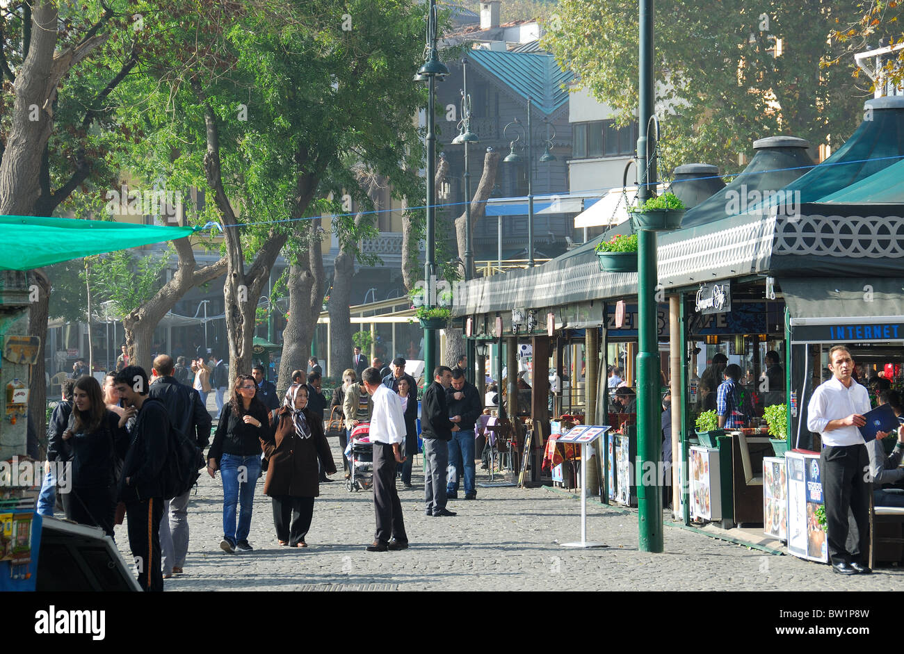 ISTANBUL, TÜRKEI. A Straßenszene im Bosporus Stadtteil Ortaköy. Herbst 2010. Stockfoto