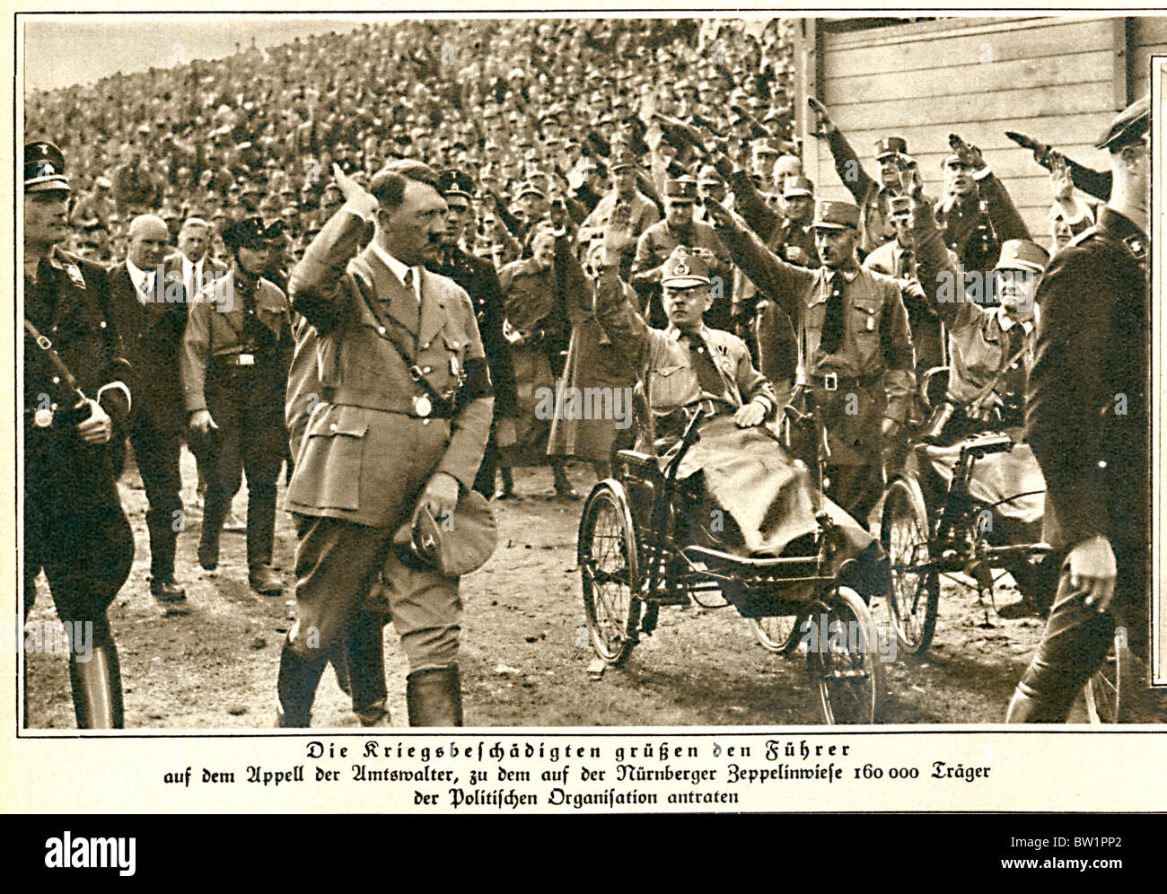 Hitler, Nürnberg, 1933 Foto des Führers von Kriegsveteranen auf einer Kundgebung in der bayerischen Stadt begrüßte Stockfoto
