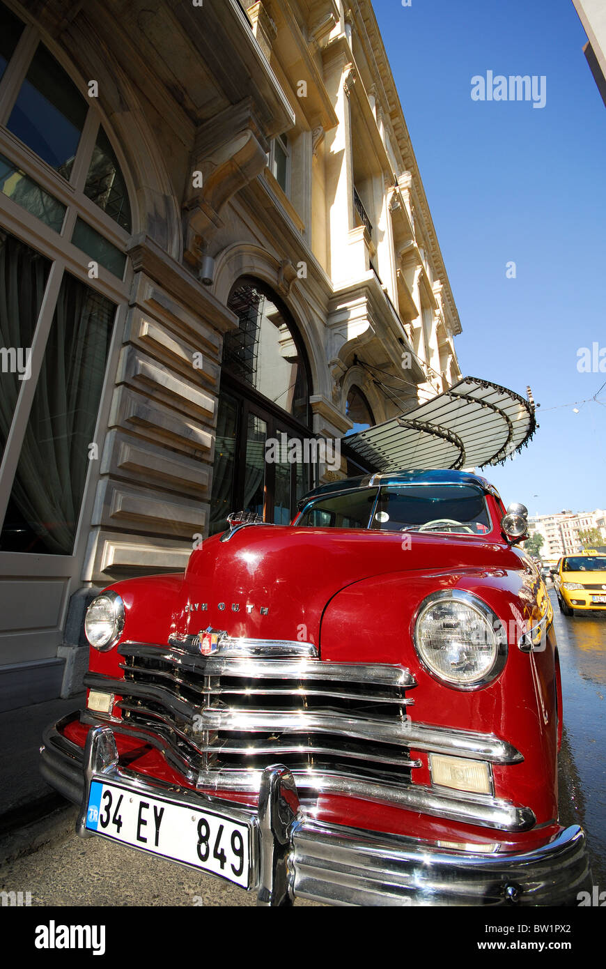 ISTANBUL, TÜRKEI. Eine klassische Plymouth Automobil geparkt vor dem Eingang zum Pera Palas Hotel im Stadtteil Beyoglu. 2010. Stockfoto
