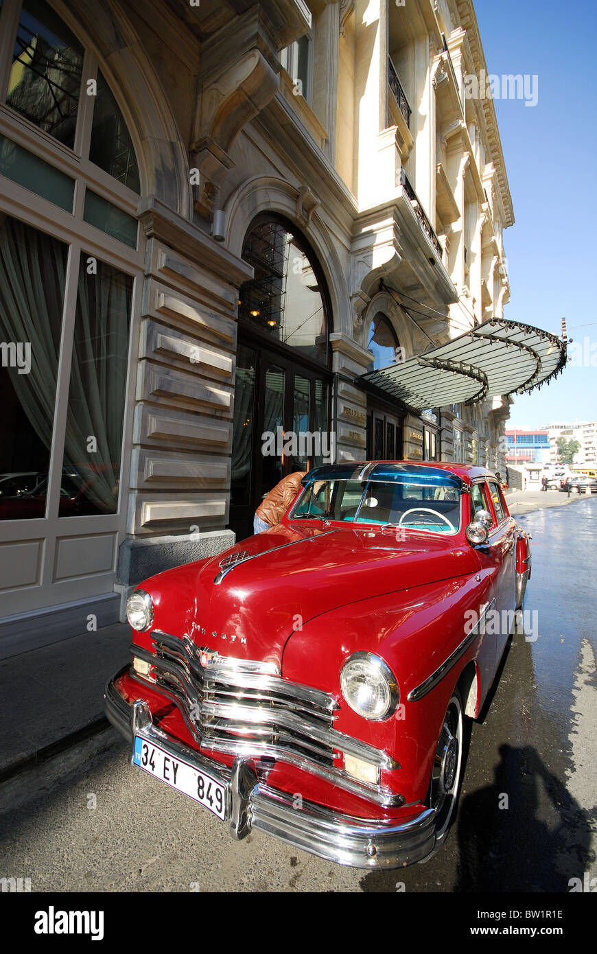 ISTANBUL, TÜRKEI. Oldtimer Plymouth geparkt vor dem Pera Palas Hotel in Pera Bezirk von Beyoglu. 2010. Stockfoto