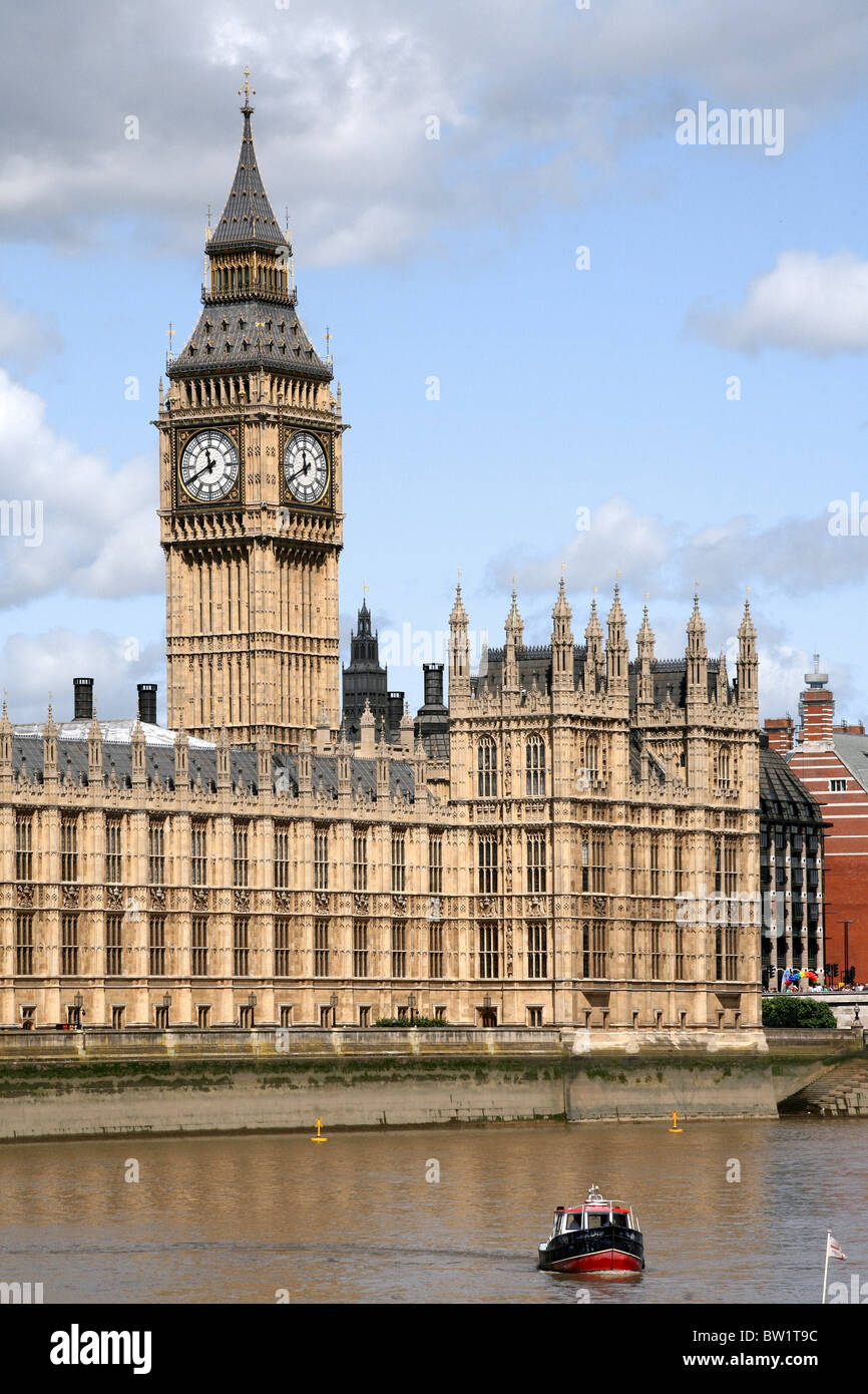 Britischen Parlamentsgebäude über Themse aus gesehen Stockfoto