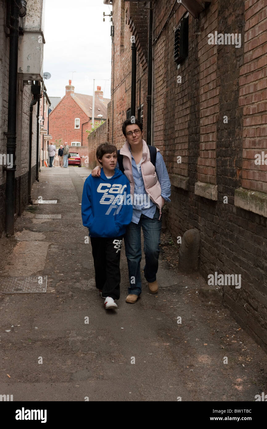 Mutter und Sohn, die Gasse hinunter zurück von Avon Tewkesbury Gloucestershire UK Stockfoto