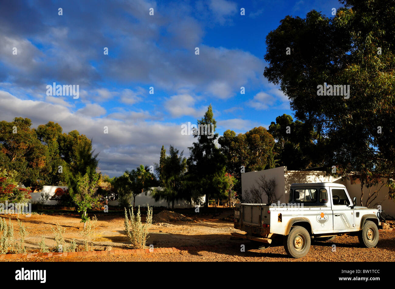 Ein kleiner LKW geparkt in einem Wildlife-Wildreservat. Südafrika. Stockfoto